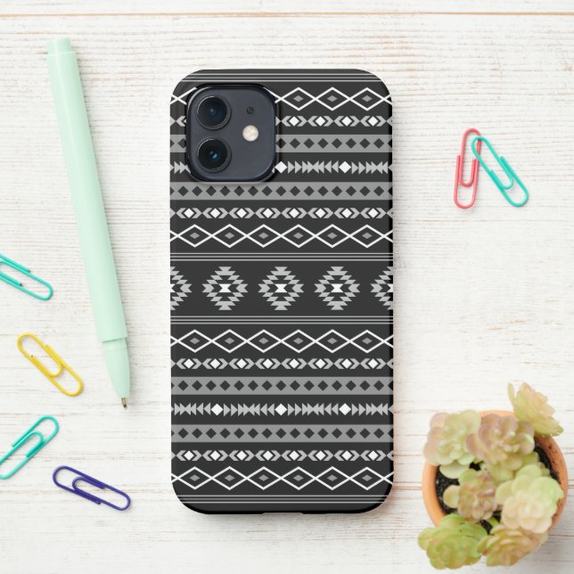 Aztec White Gray Black Mixed Motifs Muster iPhone 12 Hülle (Auf dem Schreibtisch)
