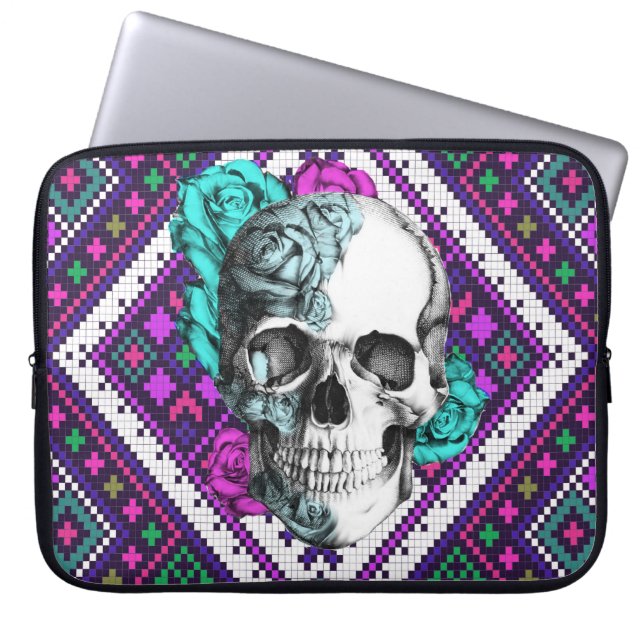 Aztekischer Rosenschädel auf Pixelmuster Laptopschutzhülle (Vorderseite)