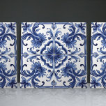 Azulejo Navy iberisches Architekturmotiv Lissabon Fliese<br><div class="desc">Indigo Azulejo Blue Portugiesisch Lissabon dekorative Keramik Fliesen sind eine schöne und einzigartige Ergänzung zu jeder Zuhause. Ein hochwertiges Produkt mit zeitloser Ästhetik. Die blaue Farbe der Fliesen wird durch das Indigoblau der berühmten Azulejo-Fliesen von Lissabon inspiriert, was Ihrem Raum eine Touch von Geschichte und Kultur verleiht. Diese Fliesen eignen...</div>