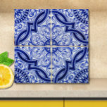 Azulejo Pattern Fliese<br><div class="desc">Frisch als Sommerfrische! Mit dieser blauen und weißen Keramik, die typisch mediterranes Azulejo-Muster ist, fügen Sie Ihrem Küchen-, Bad- oder Kaminumfeld Stil und Eleganz hinzu. Im Sinne der besten portugiesischen, spanischen und marokkanischen Vintagen Fliesen ist das Motiv eine angenehme Reihe geometrischer Linien und Wirbel. Ein eleganter und origineller Pop für...</div>