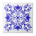 Azulejo Portugiesisches Mittelmeer Blaues Weiß A01 Fliese<br><div class="desc">Stilvoll Original Azulejo Portugiesisch Mittelmeer Traditionelles,  aber dennoch Modernes Muster Keramik Fliesen blau auf einem weißen Hintergrund. Ideal für ein frisches Meeresambiente im Innendesign oder im Hintergrund. Sie können Karo machen,  wie das Muster aussieht,  wenn die Fliesen auf diesem Link zusammengesetzt sind: https://www.zazzle.com/azulejo_blue_white_pattern_a01_scrapbook_paper-256758419949776056</div>