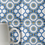 Azulejos geometric Blue and White Fliese<br><div class="desc">Diese Keramik-Kachel bietet eine harmonische Mischung aus geometrischen und blumigen Elementen. Die Kachel ist mit einer Reihe konzentrischer Kreise geschmückt, wobei jede Ebene ein anderes Muster und einen anderen Schatten aufweist, was einen faszinierenden visuellen Effekt erzeugt. Die äußerste Schicht zeichnet sich durch fett blaue Konturen aus, die sechseckige Formen bilden....</div>