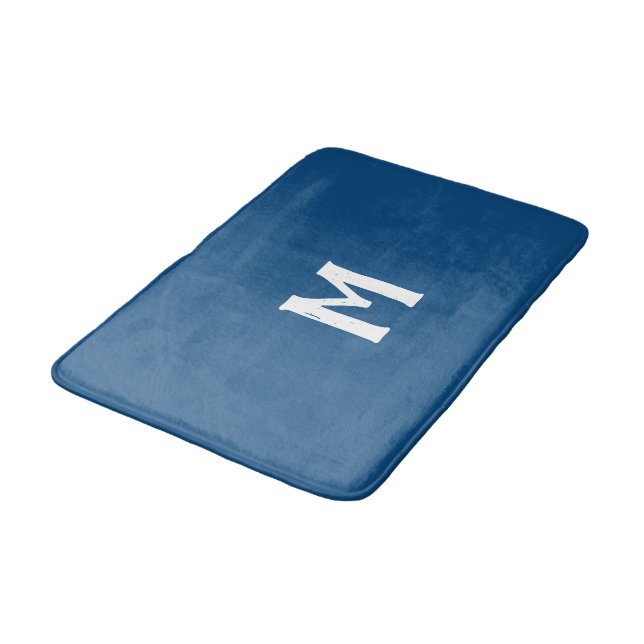 Azure Blue White Monogram Badematte (Schrägansicht)
