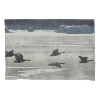 B47 Kanadische Gänse über Frozen Kissenbezug