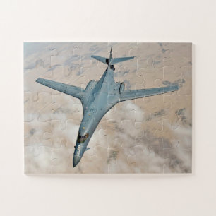 B-1B-Bomber im Flug mit vollständig nach vorne ges