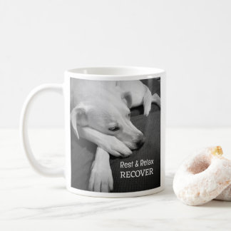 B & W Foto Niedlicher Hundeschlittenschlafen bald  Kaffeetasse