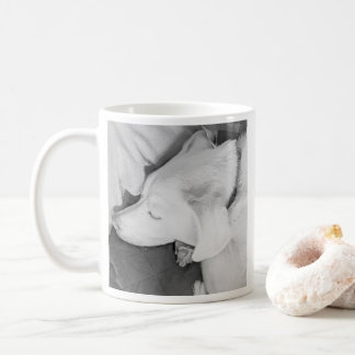 B & W Foto von schönem Weißen Schlafen Kaffeetasse