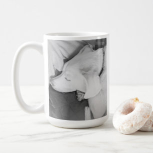 B & W Foto von schönem Weißen Schlafen Kaffeetasse