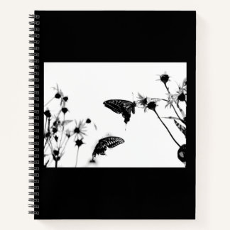 B/W Schmetterling auf einer Blume 8.5x11 SpiralNot Notizbuch