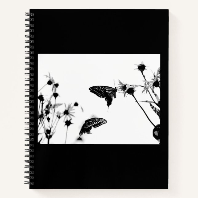 B/W Schmetterling auf einer Blume 8.5x11 SpiralNot Notizbuch (Vorderseite)