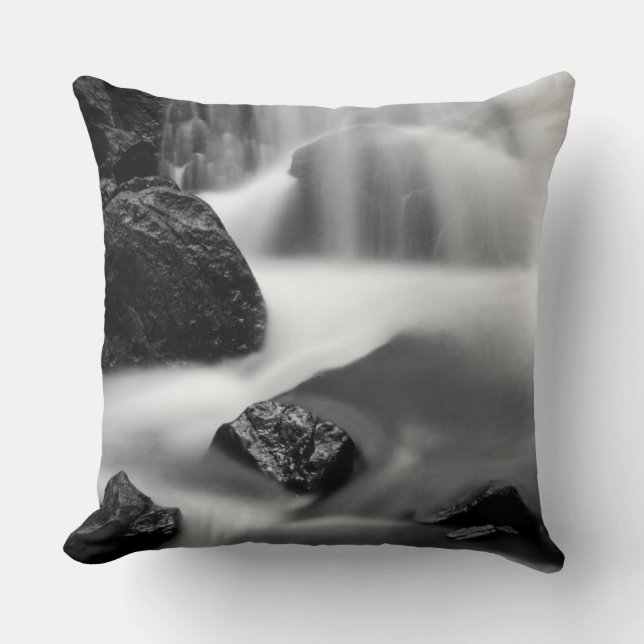 B&W Wasserfall, Kalifornien Kissen (Vorderseite)