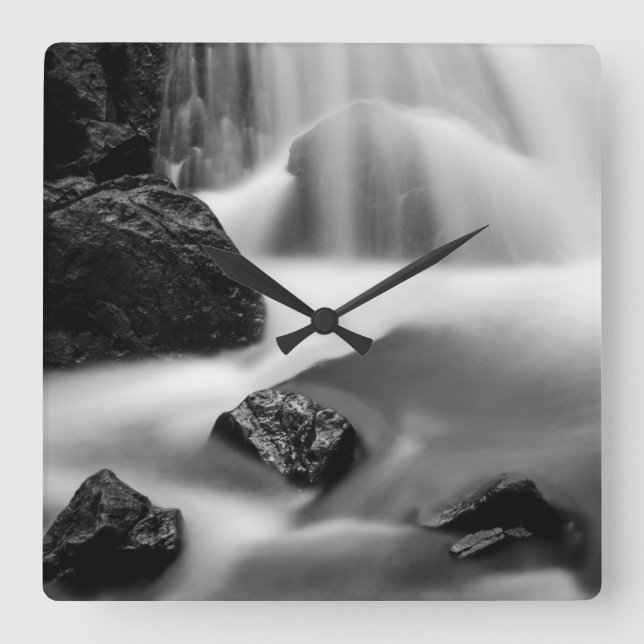 B&W Wasserfall, Kalifornien Quadratische Wanduhr (Vorderseite)