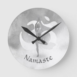 B&W Yoga Instructor Meditation Tree Pose Om Symbol Runde Wanduhr