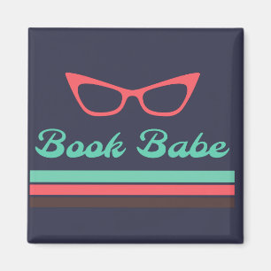 Babe mit katzenaugen Brillen und farbigen Bars buc Magnet
