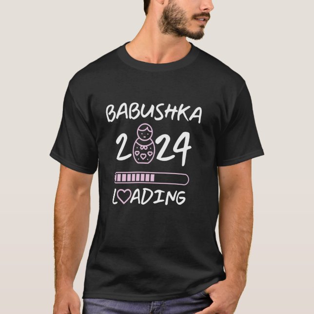 Babushka Loading 2024 Russische Oma Baby Announc T-Shirt (Vorderseite)