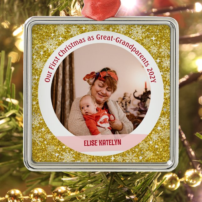 Baby 1 Weihnachten als große Großeltern Golden Ornament Aus Metall (Modern Elegant Golden Our First Christmas as Great-Grandparents Baby Girl Name 1 Photo Snowflakes)