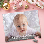 Baby 1 Weihnachtsskript Snowflake Foto Keepake<br><div class="desc">"Mein erstes Weihnachten." Ein spielerisches visuelle von weißen Schneeflocken und handgeschriebener Schriftzeichen, das das Foto Ihrer Wahl überragt, helfen Ihnen, Weihnachten und Neujahr einzuführen. Genießen Sie die Wärme und Freude der Ferienzeit, wenn Sie dieses stilvolle und moderne personalisierte, maßgeschneiderte Puzzle nutzen. Ersetzen Sie das Foto mit einer der Vorlagen, die...</div>