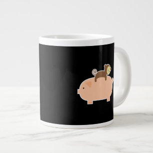 Baby-Affe, der rückwärts auf ein Schwein fährt Jumbo-Tasse