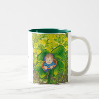 Baby auf einem Kleeblatt. Zweifarbige Tasse
