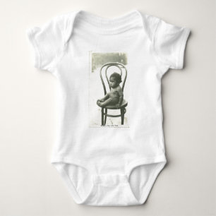 Baby auf einem Stuhl Strampler