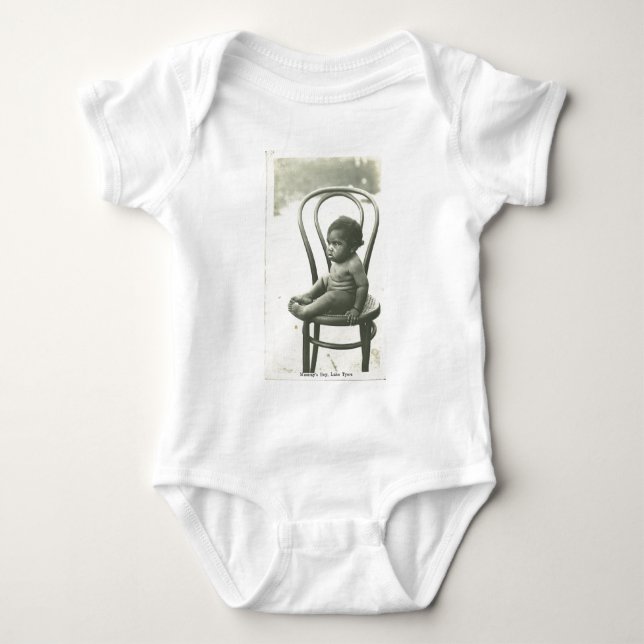 Baby auf einem Stuhl Strampler (Vorderseite)