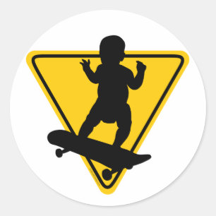 Baby auf (Skate-) Brett Runder Aufkleber
