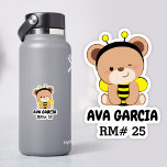 Baby Bear Bear Costume School Flasche Sticker<br><div class="desc">Dieser niedliche Vinyl-Aufkleber ist für Schülerflaschen konzipiert. Setzen Sie diesen Aufkleber auf die Schulflasche Ihres Kindes,  um den Look zu erhalten und sicherzustellen,  dass Sie ihn nie verlieren. Mit der Kombination von Bär und Biene ist es niedlich und funktionell!</div>