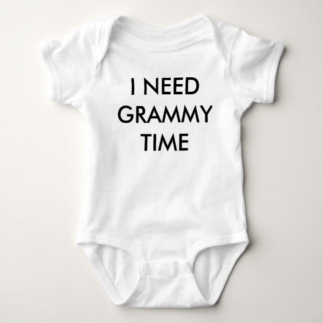 Baby   benötigt Grammy Baby Strampler (Vorderseite)