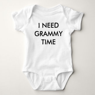 Baby   benötigt Grammy Strampler