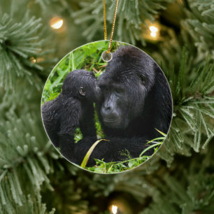 Baby-Berggorilla küsst Silberrücken-Gorilla Keramik Ornament