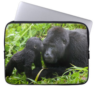 Baby-Berggorilla küsst Silberrücken-Gorilla Laptopschutzhülle