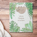 Baby Birth Announcement Niedlich Sloth Dschungel B<br><div class="desc">Eine niedliche und süße Art,  die Geburt eines Babys anzukündigen. Diese Puppe ist mit Aquarell-Dschungel-Blätter und einem lächelnden Babyschläger dekoriert. Original Wasserfarbe © Michele Davies.</div>
