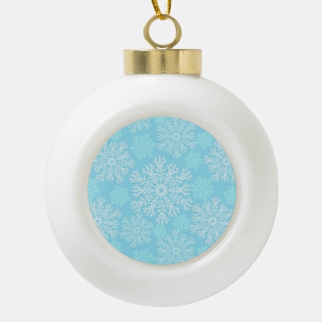 Baby Blue and White Christmas Snowflakes Muster Keramik Kugel-Ornament (Vorderseite)