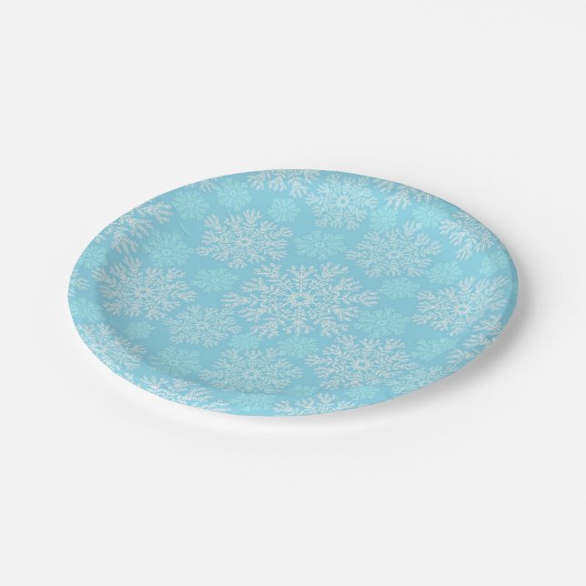 Baby Blue and White Christmas Snowflakes Muster Pappteller (Schrägansicht)