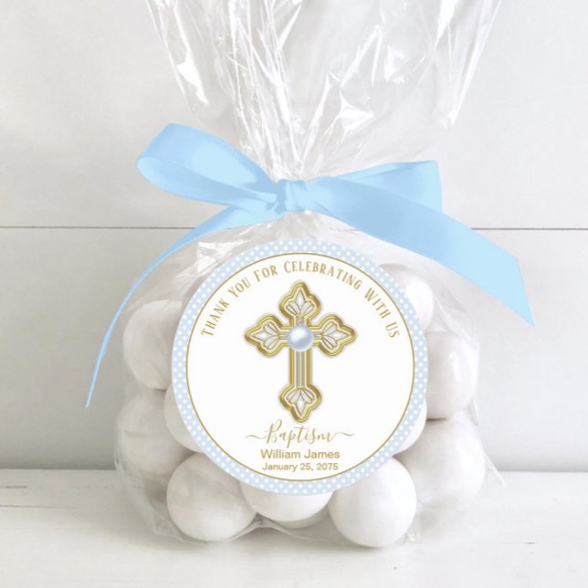 Baby Blue Gold Boy Taufe Runder Aufkleber (Boy baptism favor stickers with pretty gold cross on a baby blue polka dot background. )