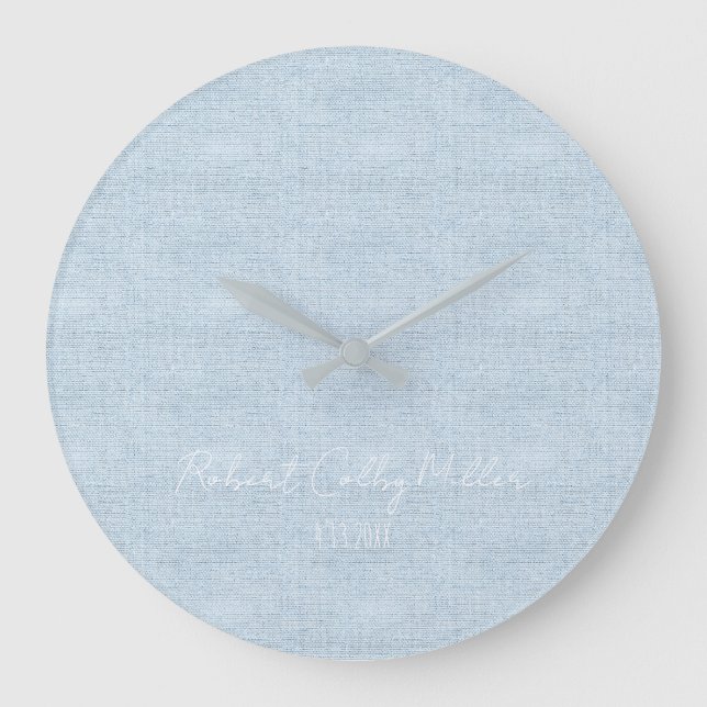 Baby blue Linen Fabric Full Name Date Nursery Große Wanduhr (Vorderseite)