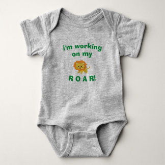 Baby Bodysuit - Ich arbeite an meinem ROAR! Strampler