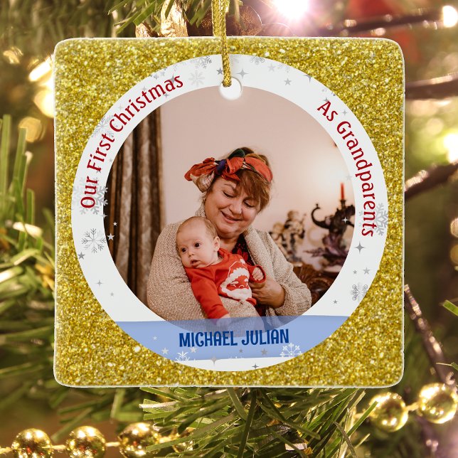 Baby Boy 1. Weihnachten als Großeltern 2 Fotos Keramikornament (Elegant Modern Cute Golden Our First Christmas as Grandparents Baby Boy 2 Photos Faux Glitter)