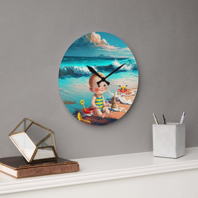 Baby Boy am Strand Große Wanduhr (Büro)