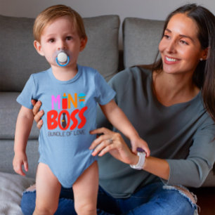 Baby Boy Boss Bundle of Love Milchflaschen-Rassel Strampler