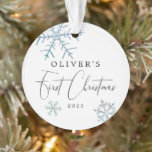 Baby Boy First Christmas Modernes Script Foto Ornament<br><div class="desc">Niedliche Weihnachtsschmuck für ein Neugeborenes mit blauen Aquarellschneeflocken. Im eleganten Text oben steht "XX's First Christmas". Fügen Sie ein Bild auf der Rückseite des Ornaments hinzu.</div>