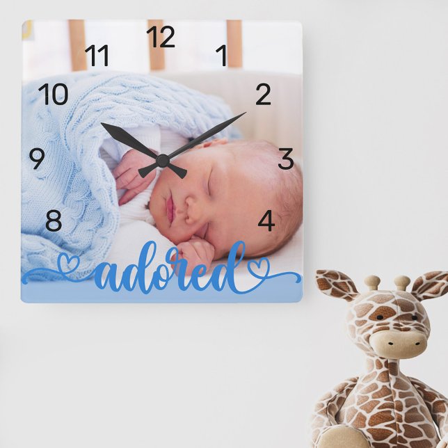 Baby Boy Foto Blue Adored Calligraphy Kinderzimmer Quadratische Wanduhr (New baby photo clock for the nursery lettered with "adored" and decorated with love hearts)