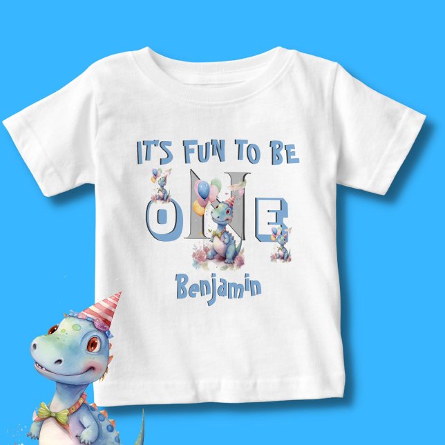 Baby Boy Name Eine Niedliche Dinosaurier Baby T-shirt (Von Creator hochgeladen)