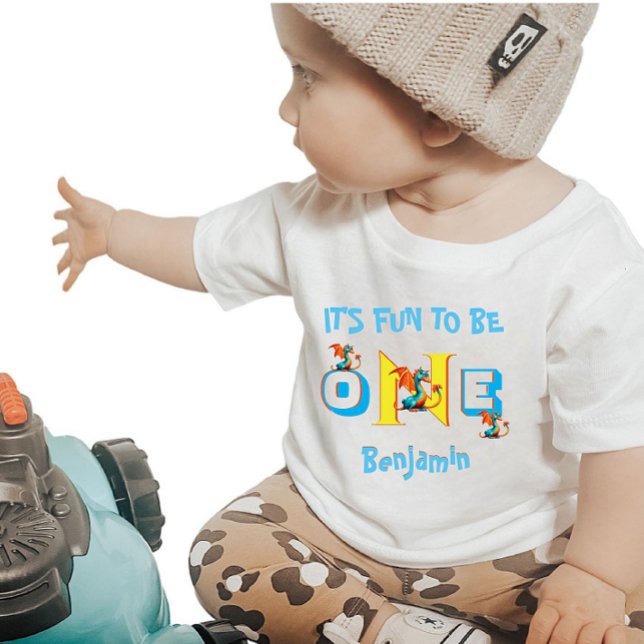 Baby Boy Name One Dinosaurier Niedlich T-shirt (Von Creator hochgeladen)