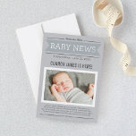 Baby Boy News Modernes Grau Foto Birth Ankündigung<br><div class="desc">Teilen Sie die großen Neuigkeiten über die Ankunft Ihres Fotos oder Mädchens mit Familie und Freunden im Stil einer Zeitung mit. Design zeigt den Namen,  die Details und das Foto Ihres Babys als Schlagzeile und Titelseite der News. Weiß,  hellgrau / silber,  grau und kohlegrau.</div>