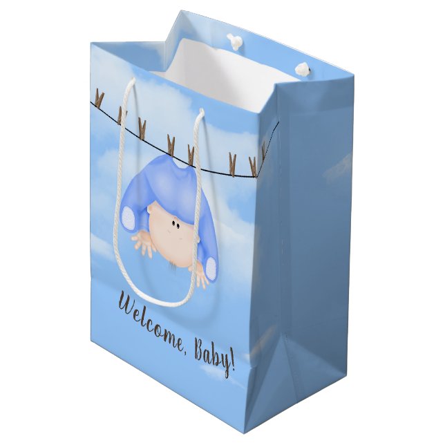Baby Boy on Clothesline Medium Geschenktasche Mittlere Geschenktüte (Vorderseite Schrägansicht)