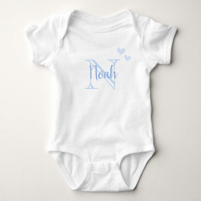 Baby Boy Vorname Blue Monogram Heart Baby Strampler (Vorderseite)