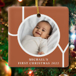 Baby Boy's First Christmas Foto Terracotta Keramikornament<br><div class="desc">Dieses schlichte Baby Boy's First Christmas Foto Ornament ist mit dem Wort JOY auf einem Terracotta Hintergrund dekoriert. Einfach mit Foto,  Name und Jahr anpassbar.</div>