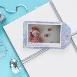 Baby Boy's First Christmas Personalisierte Geschen Geschenkanhänger<br><div class="desc">Feiern Sie das erste Weihnachtsfest Ihres Babys mit diesem individuell gestaltbaren Geschenketikett, das perfekt geeignet ist, um diesen wertvollen Urlaub als Dreifamilienfamilie zu kennzeichnen. Dieses elegante Design erlaubt es Ihnen, die Namen, Familiendaten und den Namen des Empfängers auf der Vorderseite zu personalisieren, sodass es ideal ist, um Ihren Weihnachtsgeschenken eine...</div>