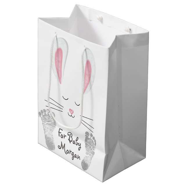 Baby Bunny mit Footprints Mittlere Geschenktüte (Vorderseite Schrägansicht)